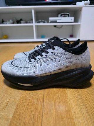 Zapatillas Hoka Negras y Grises