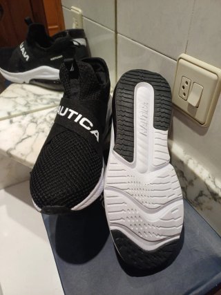 Zapatillas Nautica Negras y Blancas