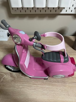 Moto rosa para muñecos teledirigida