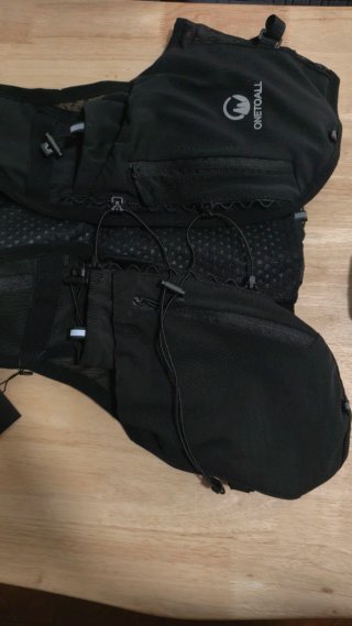 Chaleco running ONETOALL con foco y 2 flasks