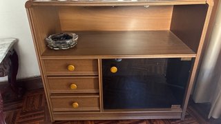 Mesa cómoda de madera y cristal