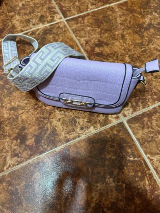 Bolso lila con cadena y correa estampada