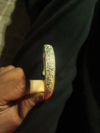Pulsera dorada con grabado