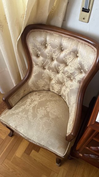 Sillón tapizado estilo clásico