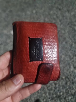 Cartera de piel marrón y roja