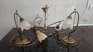 Lámparas de mesa y techo doradas