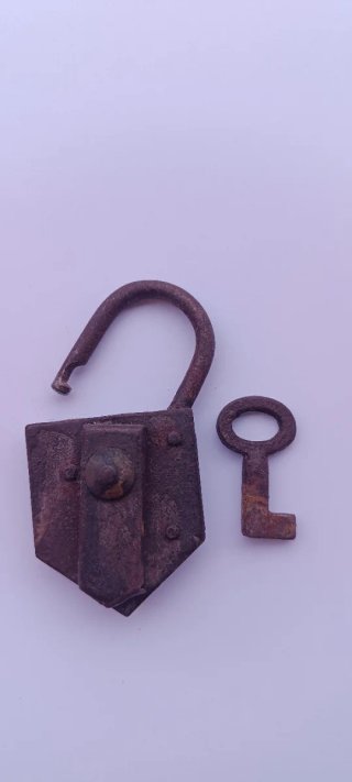 Candado antiguo de metal con llave