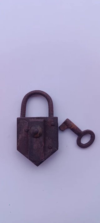 Candado antiguo de metal con llave