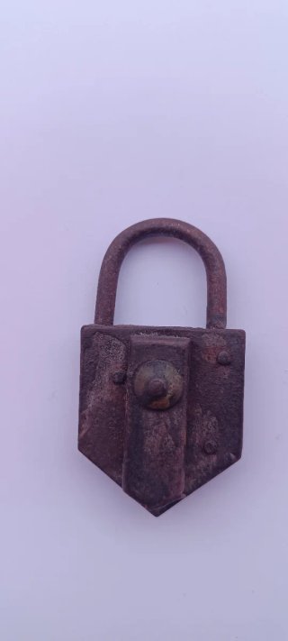Candado antiguo de metal con llave