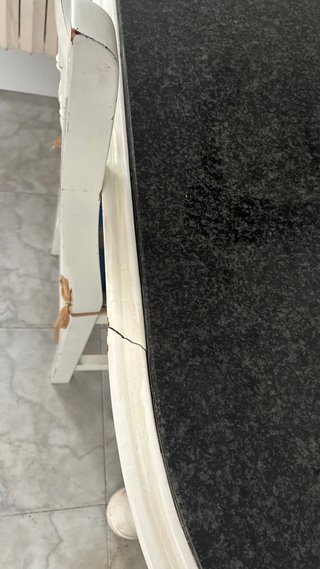 Mesa de comedor ovalada con 4 sillas.