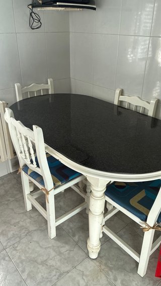 Mesa de comedor ovalada con 4 sillas.