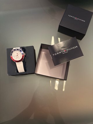 Reloj Tommy Hilfiger Blanco y Rojo