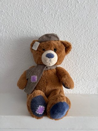 Peluche Oso Marrón con Bufanda y Gorro