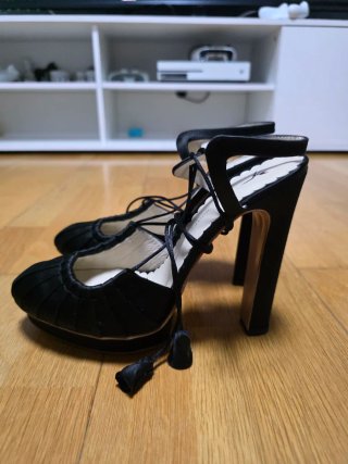 Zapatillas de tacón Acerina Cécile negras con cord