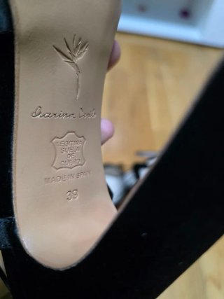 Zapatillas de tacón Acerina Cécile negras con cord