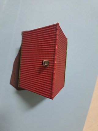 Casetta in miniatura gialla con tetto rosso