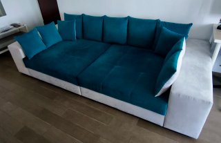 Divano mega sofà beige e blu con cuscini