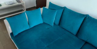 Divano mega sofà beige e blu con cuscini
