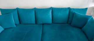 Divano mega sofà beige e blu con cuscini