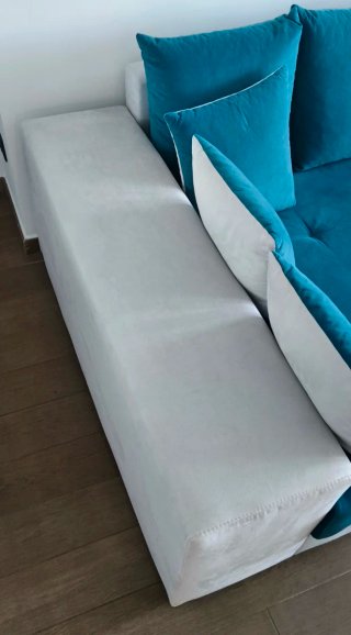 Divano mega sofà beige e blu con cuscini