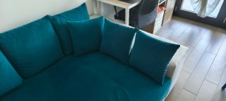 Divano mega sofà beige e blu con cuscini