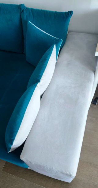 Divano mega sofà beige e blu con cuscini