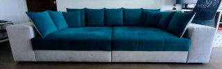 Divano mega sofà beige e blu con cuscini