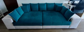 Divano mega sofà beige e blu con cuscini