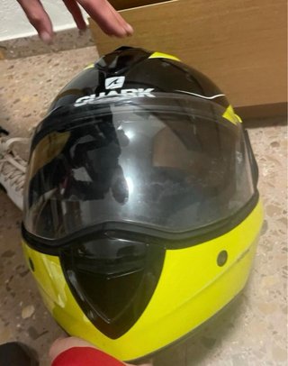 Casco de moto integral Shark amarillo y negro