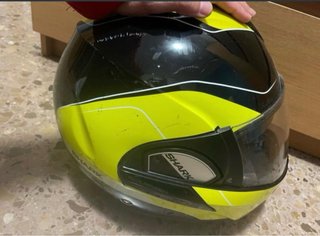 Casco de moto integral Shark amarillo y negro