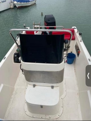 Barco con motor fueraborda