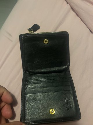 Cartera negra con estampado