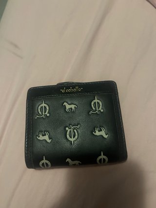 Cartera negra con estampado