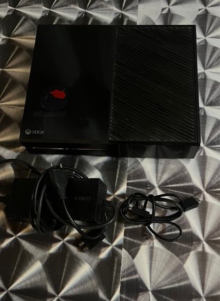 Xbox One + FIFA 22 (Console + Cavi)