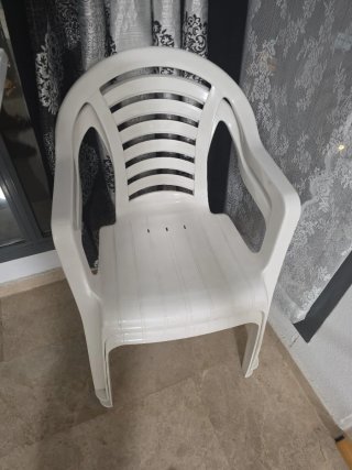 Sillas de plástico blancas apilables