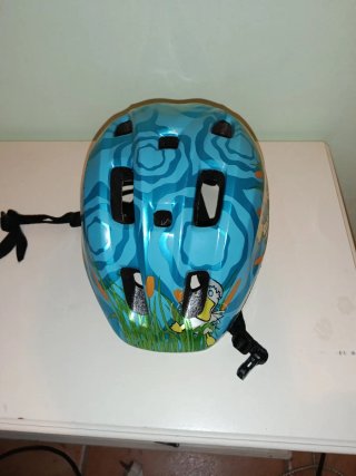 Casco bici infantil azul con patitos
