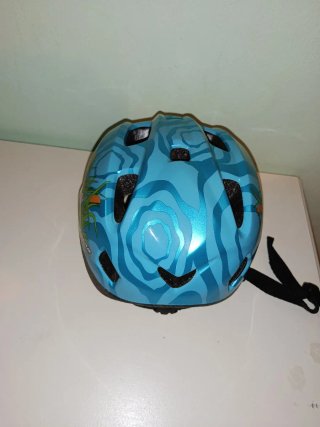 Casco bici infantil azul con patitos