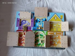 Juguete de madera con ventanas y cierres