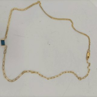 Cadena dorada con colgante azul