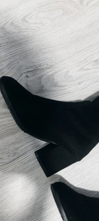 Botas altas negras por encima de la rodilla