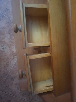 Escritorio de madera y estantería