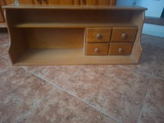 Escritorio de madera y estantería