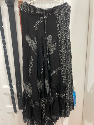Falda larga estampada negra