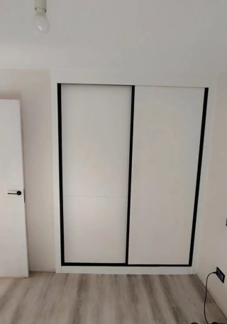 Armario empotrado beige y blanco.