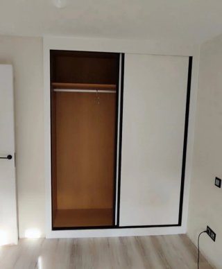 Armario empotrado beige y blanco.