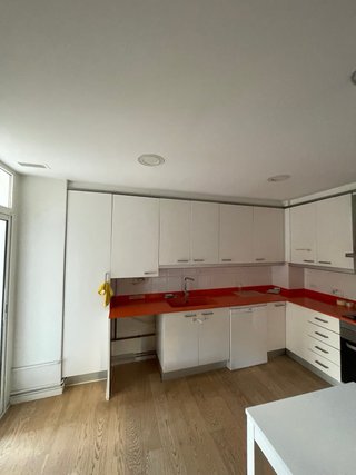 Cocina blanca y roja con encimera