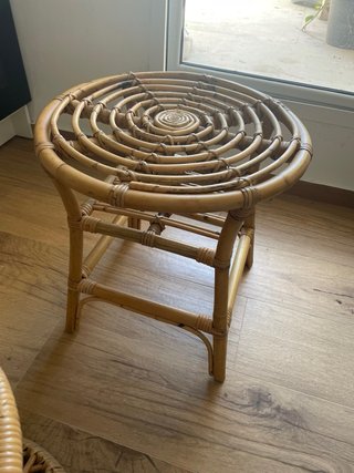 Mesa auxiliar y banqueta de ratán