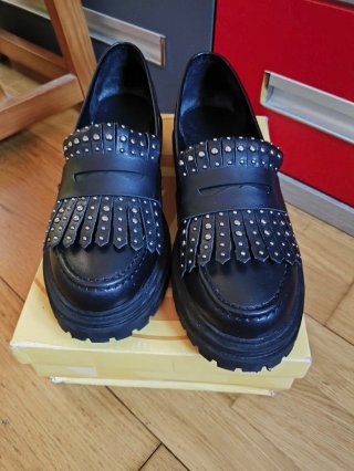 Mocasines negros con tachuelas