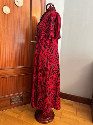 Vestido rojo y negro con lazada al cuello