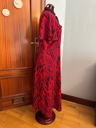 Vestido rojo y negro con lazada al cuello